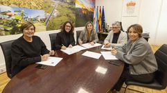 Firma del convenio, ayer, en en el consistorio de Vimianzo 