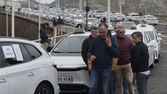 Taxistas delante de sus veh�culos antes de salir en caravana para protestar por la proliferaci�n de VTC en A Coru�a