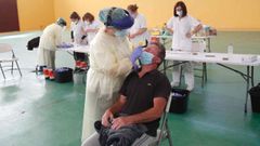 En el pabell�n de San Antoni�o, en Barro, empez� este lunes un cribado que contin�a ma�ana para vecinos de 30 a 64 a�os