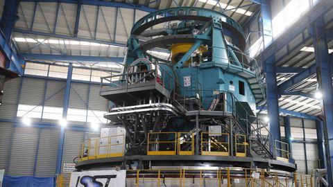 Gran Telescopio de Rastreo Sinóptico, LSST, que la empresa Asturfeito construye en Aviles . Se trata de una pieza de 17 metros de altura, 16 de ancho, y casi 400 toneladas, que será traslada este año a Chile, donde su objetivo será hacer una observación del arco planetario del hemisferio sur durante diez años. Tendrá instalada una cámara de 3.200 megapíxeles