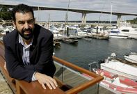 Miguel San Claudio Santa Cruz, con la r�a de Ribadeo donde fue hallado el gale�n, al fondo.