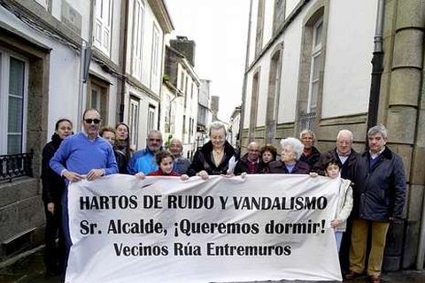 Los vecinos de la ra de Entremuros se han cansado de los ruidos y han exteriorizado su protesta