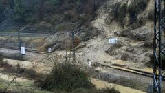 Aspecto que presenta la v�a de tren y la carretera comarcal a su paso por Laviana a causa del temporal de lluvias registrado en los �ltimos d�as en Asturias