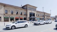 Taxistas esperando por viajeros en la parada de la estacin intermodal de Ourense.