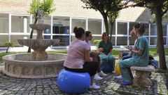 Clases preparto en el patio del hospital de Vern en una imagen de archivo