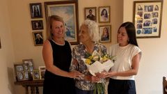Lola recibe el recuerdo institucional por su 103 cumplea�os..