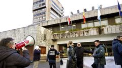 Protesta de los trabajadores de Vitrasa en el pleno ordinario de febrero