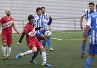 Dimitri (Camelle) despeja ante la presi�n de Tito (Corcubi�n). 