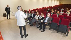 Miguel �ngel Pi��n, director de la Escuela de Enfermer�a de Pontevedra, primero por la derecha, en la asamblea de este jueves