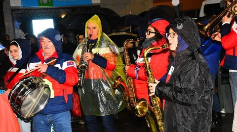 Una charanga anim el desfile desde su salida en la estacin de tren