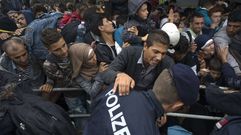 Refugiados aplastados unos contra otros en una estaci�n austr�aca a la espera de coger el �ltimo tren a Viena