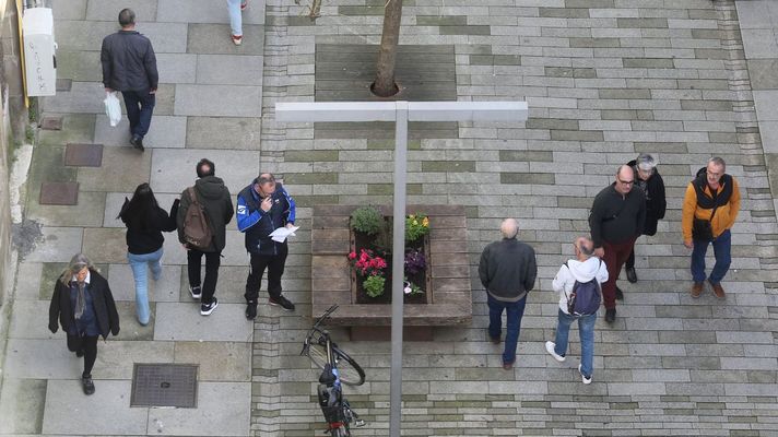 Gente por una calle peatonal