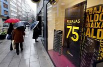 Las rebajas arrancaron con fuerza en la mayor�a de los comercios de la ciudad.