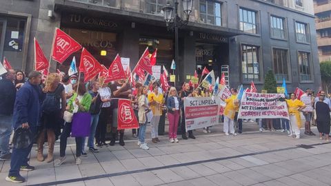 Concentracin convocada por CCOO, UGT y USO ante la sede central de Correos en Oviedo contra el impago al personal de limpieza por parte de la empresa SCT, concesionaria del servicio