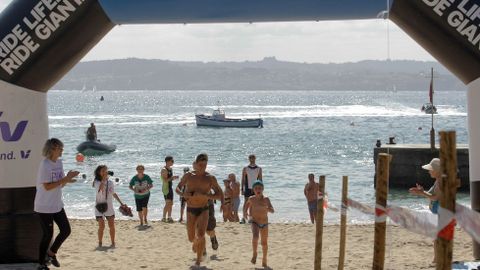 Pruebas para ni�os, familias y personas con diversidad funcional con motivo del Triatl�n urbano Hercules XTRM, en  Adormideras, entorno a la playa de San Amaro.