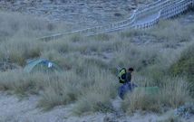 Un campista entre dos tiendas que segu�an ayer por la tarde en Mar de F�ra.