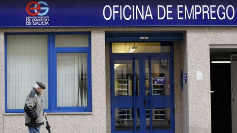 Puerta de acceso de una oficina de empleo en Galicia, en una imagen de archivo