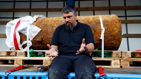Un artificiero junto a la bomba desactivada