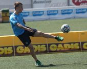 Angeli�o lanz� a puerta e hizo controles y pases. 