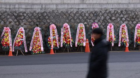 Varios ciudadanos contrarios a la gestin del jefe de Estado de Corea del Sur, Yoon Seuk-yeol, colocaron coronas de flores en los alrededores de la casa presidencial, en Sel.