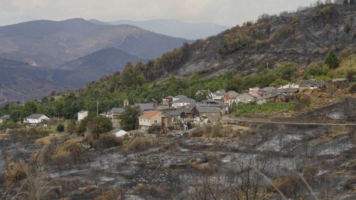 Foto de archivo que muestra el estado en el que qued� el entorno de Mones, en el concello de Pet�n, tras los fuegos de agosto del a�o pasado