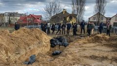 Enterramiento de civiles asesinados en Bucha