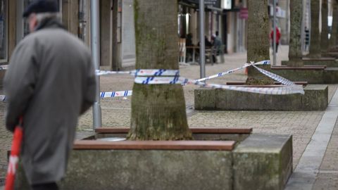 Temporal Ingrid. Calle Guti�rrez Mellado, en el centro de Pontevedra, cortada por la ca�da de una farola  