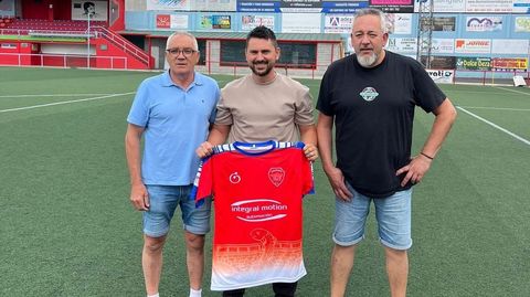 En el centro de la foto, el nuevo entrenador del Sigüeiro, Diego Armando García