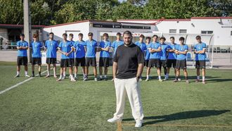 Manu Cer�n, presidente del Auriense CA, con los jugadores del equipo juvenil 