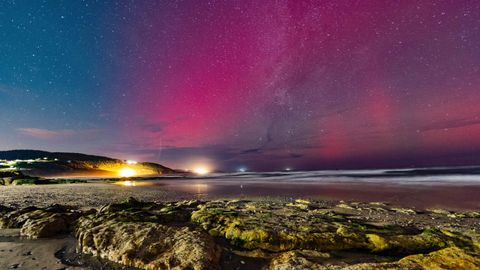 Aurora boreal esta noche en la playa de Razo