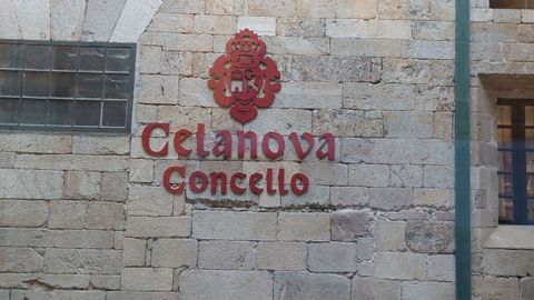 Muro interior del Concello de Celanova, con escudo municipal.