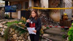 Amit Soussana habla ante la prensa, delante de los escombros de su antigua casa, en Kfar Aza.