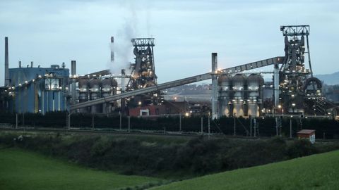 Vista de las instalaciones de ArcelorMittal en Gij�n. Un incidente provocado en la maniobra rutinaria de parada del Horno Alto de ArcelorMittal de Gij�n ha provocado un incendio en las instalaciones que ha obligado a la evacuaci�n del personal sin que se produjesen da�os personales,