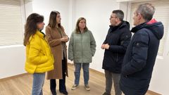 La conselleira (con abrigo marr�n) acompa�ada por el alcalde de Ribadeo, por dos concejalas y por el director del CFEA, en su visita al centro ribadense