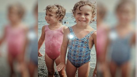 Vestida de rosa, Stefana comparte una tarde de playa con su hermana gemela, Virginia. La foto fue tomada en la Toscana.