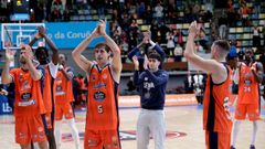 La plantilla del Leyma aplaude tras un triunfo en el Coliseum.