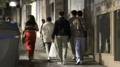 Imagen de archivo de un grupo de j�venes, de noche, por las calles de Santiago.