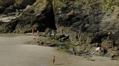 Ba�istas en el arenal de Santa Comba en la tarde de ayer