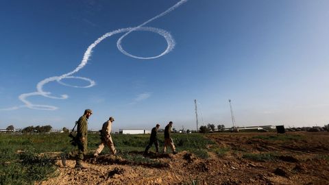 Soldados israeles recorren la frontera con Gaza central.