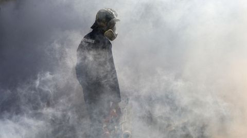 En Sri Lanka, a la pandemia del coronavirus se suma el problema del dengue. Para evitarlo, fumigan con productos antimosquitos