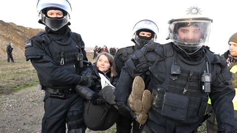 Agentes de polica sacan a la activista climtica sueca Greta Thunberg tras participar en una protesta contra la ampliacin de la mina de lignito en Ltzerath.