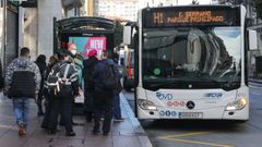 Un autobs urbano en el centro de Oviedo