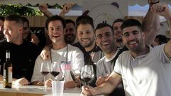 Un grupo de amigos, este s�bado en el puesto de una de las 30 bodegas que participan en Monforte en el quinto Festival do Vi�o da Ribeira Sacra 