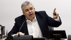 El exsecretario de organizaci�n del PSOE Santos Cerd�n, durante su comparecencia en la comisi�n de investigaci�n de adjudicaciones de obras p�blicas del Gobierno Foral que se celebra en el Parlamento de Navarra. Cerd�n intervino el 11 de febrero de este a�o.
