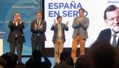 Juncal, Feijoo, Rey Varela y Diego Calvo saludando al p�blico desde el escenario del Jofre. 