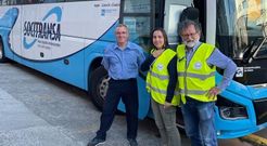 Uno de los conductores junto a Zoia y Manuel, voluntarios del Banco de Alimentos R�as Altas
