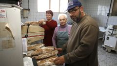 Sof�a Candamil, en el centro, con sus hijos, Manuel y Maricarmen, que contin�an al frente de la panader�a y el bar que fundaron sus padres en Chav�n, Casa Peiteiro