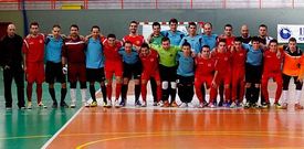 Los jugadores del Ventorrillo y 5 Coru�a, hermanados aprovechando el derbi jugado ayer.