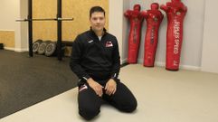 Xaqu�n Baldomir lleva practicando yudo desde ni�o y es, desde hace m�s de 10 a�os, maestro de esta disciplina de artes marciales. El compostelano acaba de inaugurar el centro deportivo Rola en su ciudad, un proyecto que lleva cocin�ndose desde hace un par de a�os, donde los yudocas y la ciudadan�a en general encontrar�n un espacio amable en el que practicar deporte. 