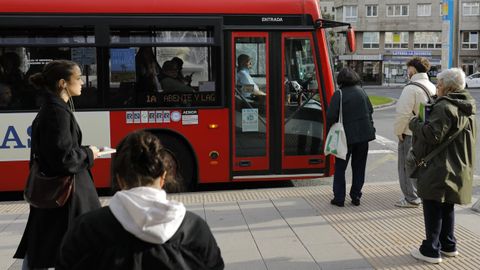 El bando municipal de movilidad sostenible recoge, por ejemplo, la prohibicin de subir al vehculo antes de que le corresponda por turno en la fila, a menos que tenga derecho preferente; como son los ancianos, las personas con movilidad reducida, embarazadas y personas a cargo de un nio o nia menor de 3 aos.